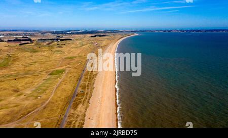 Vue aérienne de Sandwich Bay et du Royal St George's Golf Linx, en direction de Pegwell Bay et de l'embouchure de la rivière Stour, Kent Banque D'Images