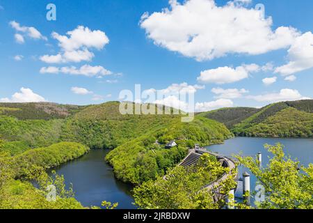 Paysage pittoresque et barrage d'Urft au parc national d'Eifel, Allemagne Banque D'Images