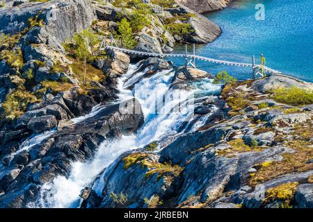 Norvège, Nordland, Pont au-dessus de la cascade de Litlverivassfossen dans le parc national de Rago Banque D'Images