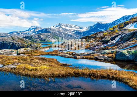 Norvège, Nordland, lac Litlverivatnet et montagnes environnantes dans le parc national de Rago Banque D'Images