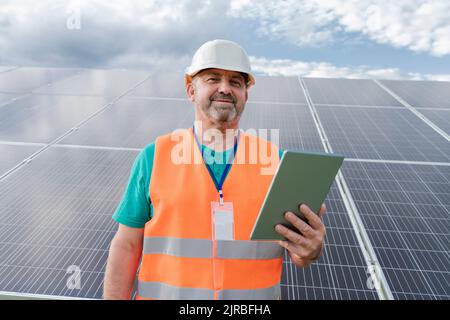 Concevoir un PC tablette devant les panneaux solaires Banque D'Images