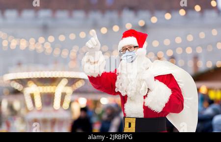 homme en costume du père noël portant un masque médical Banque D'Images