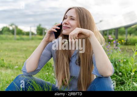 Ingénieur souriant parlant sur smartphone sur le terrain Banque D'Images