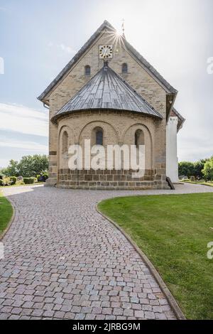 Allemagne, Schleswig-Holstein, Pellworm, sentier pavé en face de la vieille église de Saint-Salvator Banque D'Images