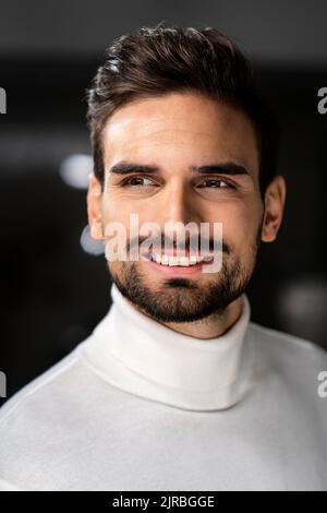 Un jeune homme d'affaires attentionné portant un col de cygne Banque D'Images