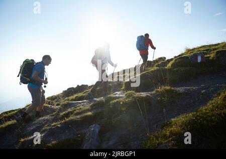 Randonneurs grimpant sur la montagne le jour ensoleillé, Mutters, Tyrol, Autriche Banque D'Images