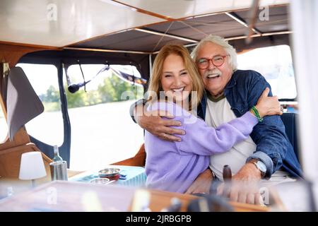 Couple senior heureux s'embrassant les uns les autres en bateau Banque D'Images