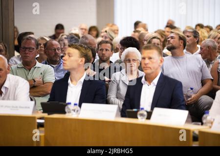 2022-08-23 17:54:07 TUBBERGEN - les résidents assistent à une réunion publique du conseil pour discuter de la décision du cabinet de délivrer un permis pour un centre de demandeurs d'asile à Albergen avec le secrétaire d'État Eric van der Burg (asile). Il y a beaucoup de protestations contre cette décision du cabinet, tant de la part des résidents locaux que du conseil municipal. ANP VINCENT JANNINK pays-bas sortie - belgique sortie Banque D'Images