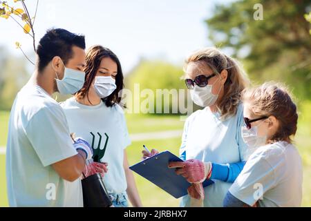 Groupe de volontaires à la plantation d'arbres dans la région de park Banque D'Images