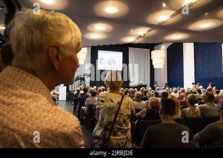 2022-08-23 18:15:36 TUBBERGEN - les résidents assistent à une réunion publique du conseil pour discuter de la décision du cabinet de délivrer un permis pour un centre de demandeurs d'asile à Albergen avec le secrétaire d'État Eric van der Burg (asile). Il y a beaucoup de protestations contre cette décision du cabinet, tant de la part des résidents locaux que du conseil municipal. ANP VINCENT JANNINK pays-bas sortie - belgique sortie Banque D'Images