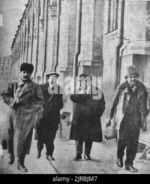 La photo montre la direction de l'URSS avril 1925. Sur la photo prise au Kremlin : Joseph Staline, Secrétaire général du Parti communiste. Alexei Rykov, Président du Conseil des commissaires du peuple (Premier ministre). Lev Kamenev, Vice-Président du Conseil des commissaires du peuple (Vice-Premier Ministre). Grigory Zinoviev, Président du Comité exécutif du Comintern. Contexte : à la suite de la mort de Lénine en janvier 1924, les dirigeants soviétiques ont entamé la guerre entre factions au sein d’un État à parti unique dirigé par le parti communiste (bolcheviks). La période s'est terminée en 1929 lorsque Joseph Staline est devenu de facto le dique Banque D'Images