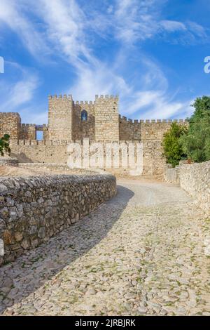 Château médiéval historique au sommet de la colline de Trujillo, Espagne Banque D'Images