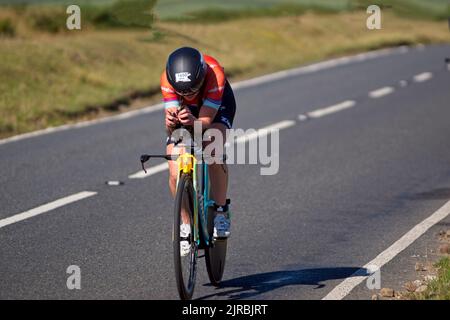 7thAug22 Gower Swansea pays de Galles UK Triathlon Ironman cyclisme événement Lone cycliste tête baissée sur le cycliste de section plate en utilisant les 'Hoods' pour le contrôle. Gros plan Banque D'Images