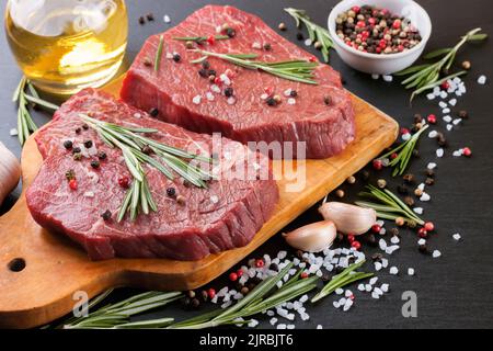 Steak de boeuf aux épices et ingrédients pour la cuisson sur la coupe borard et l'ardoise. Banque D'Images