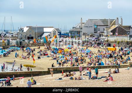 Lyme Regis, Dorset, Royaume-Uni. 23rd août 2022. UK Weather: Vacanciers faire le meilleur des sorts lumineux ensoleillés sur une chaude, ensoleillée et un peu brumgy journée à la station balnéaire animée de Lyme Regis. Le temps s'améliorera, devenant de plus en plus lumineux et ensoleillé, alors que nous nous tournerons vers le week-end des vacances d'août. Credit: Celia McMahon/Alamy Live News Banque D'Images