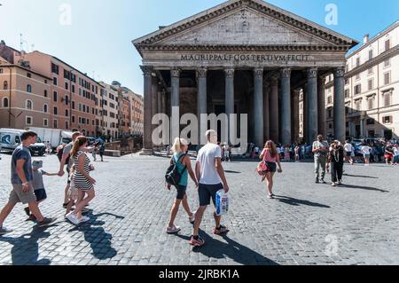 Rome, Italie. 23rd août 2022. ROME, ITALIE - AOÛT 23 touristes dans le centre de Rome, Italie, 23 août 2022. Selon l'office italien du tourisme 'CNA Turismo e Commercio', le Ferragosto italien va voir plus de 10 millions de touristes séjournant dans des installations d'hébergement en Italie entre 12 et le 21 août, enregistrant un résultat encore meilleur que l'été pré-pandémique de 2019, Avec une dépense totale d'environ 3,5 milliards d'euros. Sur 23 août 2022 à Rome, Italie. Crédit : Agence photo indépendante/Alamy Live News Banque D'Images