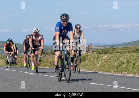 7au22 août Gower Swansea Wales UK Triathlon Ironman épreuve cycliste tir au sol. Vue frontale. Les cyclistes s'étalent. Amorce de paquet dans le châssis central. Banque D'Images