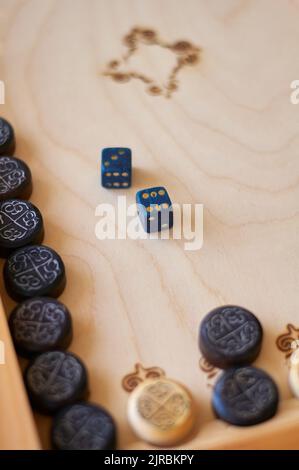 plateau de backgammon avec chips et cubes Banque D'Images