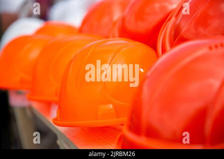 casques de construction. Casques de sécurité jaunes. Construction de casques de sécurité orange. Kit de casque antidéferentiel orange, outils de construction pour l'industrie Banque D'Images