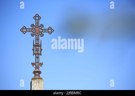 Croix en fer forgée. Cimetière de Saint-Nicolas de Véroce. Haute-Savoie. Auvergne-Rhône-Alpes. France. Europe. Banque D'Images