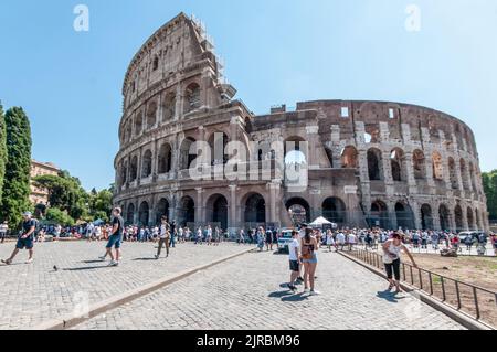 Rome, Italie. 23rd août 2022. ROME, ITALIE - AOÛT 23 touristes dans le centre de Rome, Italie, 23 août 2022. Selon l'office italien du tourisme 'CNA Turismo e Commercio', le Ferragosto italien va voir plus de 10 millions de touristes séjournant dans des installations d'hébergement en Italie entre 12 et le 21 août, enregistrant un résultat encore meilleur que l'été pré-pandémique de 2019, Avec une dépense totale d'environ 3,5 milliards d'euros. Sur 23 août 2022 à Rome, Italie. Crédit : Agence photo indépendante/Alamy Live News Banque D'Images