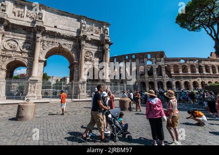 Rome, Italie. 23rd août 2022. ROME, ITALIE - AOÛT 23 touristes dans le centre de Rome, Italie, 23 août 2022. Selon l'office italien du tourisme 'CNA Turismo e Commercio', le Ferragosto italien va voir plus de 10 millions de touristes séjournant dans des installations d'hébergement en Italie entre 12 et le 21 août, enregistrant un résultat encore meilleur que l'été pré-pandémique de 2019, Avec une dépense totale d'environ 3,5 milliards d'euros. Sur 23 août 2022 à Rome, Italie. Crédit : Agence photo indépendante/Alamy Live News Banque D'Images