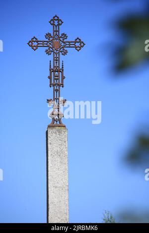 Croix en fer forgée. Cimetière de Saint-Nicolas de Véroce. Haute-Savoie. Auvergne-Rhône-Alpes. France. Europe. Banque D'Images