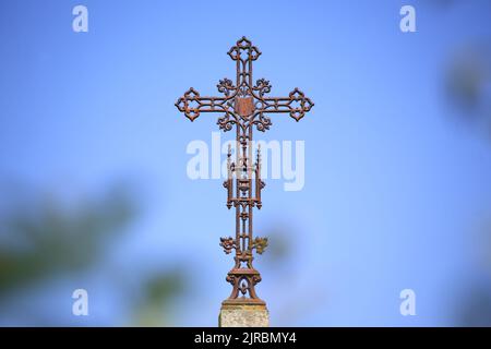 Croix en fer forgée. Cimetière de Saint-Nicolas de Véroce. Haute-Savoie. Auvergne-Rhône-Alpes. France. Europe. Banque D'Images