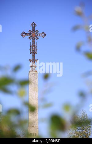 Croix en fer forgée. Cimetière de Saint-Nicolas de Véroce. Haute-Savoie. Auvergne-Rhône-Alpes. France. Europe. Banque D'Images