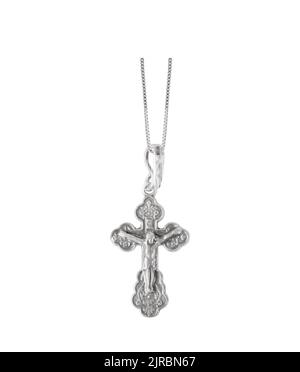 Collier en croix en argent crucifix isolé sur fond blanc. Banque D'Images