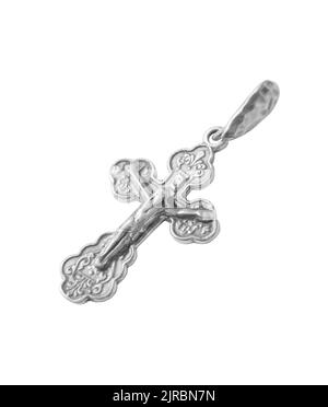 Collier en croix en argent crucifix isolé sur fond blanc. Banque D'Images