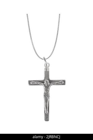 Collier en croix en argent crucifix isolé sur fond blanc. Banque D'Images