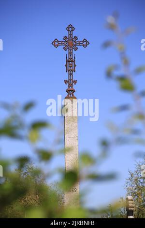 Croix en fer forgée. Cimetière de Saint-Nicolas de Véroce. Haute-Savoie. Auvergne-Rhône-Alpes. France. Europe. Banque D'Images