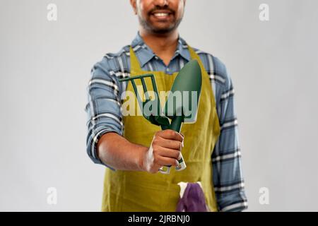 jardinier indien ou agriculteur avec des outils de jardin Banque D'Images