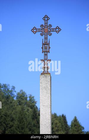 Croix en fer forgée. Cimetière de Saint-Nicolas de Véroce. Haute-Savoie. Auvergne-Rhône-Alpes. France. Europe. Banque D'Images