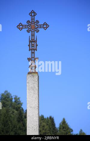 Croix en fer forgée. Cimetière de Saint-Nicolas de Véroce. Haute-Savoie. Auvergne-Rhône-Alpes. France. Europe. Banque D'Images