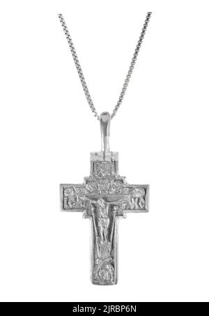 Collier en croix en argent crucifix isolé sur fond blanc. Banque D'Images