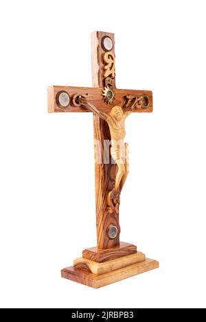 Crucifix en bois isolé sur fond blanc. Banque D'Images