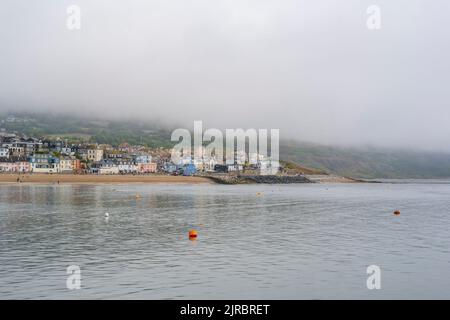 Lyme Regis, Dorset, Royaume-Uni. 23rd août 2022. Météo britannique: Brume de mer épaisse surplombe la station balnéaire de Lyme Regis au début d'une journée chaude et brumgy avec des sorts ensoleillés. Le temps s'améliorera, devenant de plus en plus lumineux et ensoleillé, alors que nous nous tournerons vers le week-end des vacances d'août. Credit: Celia McMahon/Alamy Live News Banque D'Images