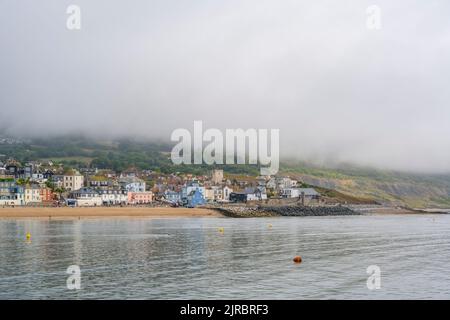 Lyme Regis, Dorset, Royaume-Uni. 23rd août 2022. Météo britannique: Brume de mer épaisse surplombe la station balnéaire de Lyme Regis au début d'une journée chaude et brumgy avec des sorts ensoleillés. Le temps s'améliorera, devenant de plus en plus lumineux et ensoleillé, alors que nous nous tournerons vers le week-end des vacances d'août. Credit: Celia McMahon/Alamy Live News Banque D'Images