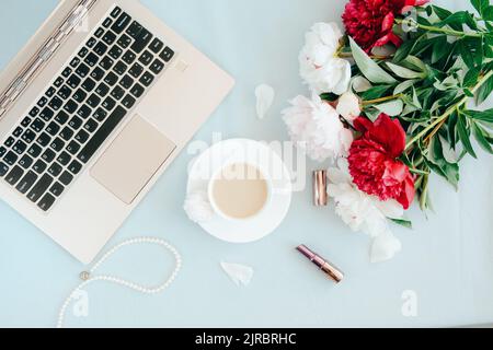 Concept moderne de bureau à domicile. Ordinateur, café et fleurs. Banque D'Images