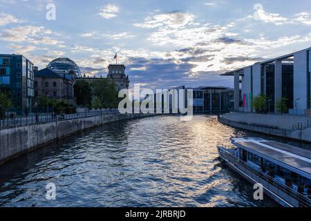 Berlin, Allemagne - 13 mai 2022: Le Reichstag à Berlin sur les rives de la Spree. Le Reichstag est le siège du Bundestag allemand. Banque D'Images