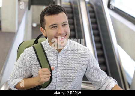 Homme d'affaires hispanique utilisant l'escalier en mouvement Banque D'Images