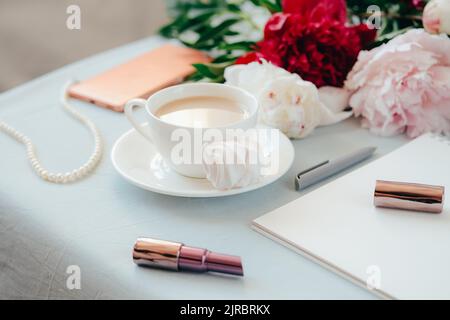 Concept moderne de bureau à domicile. Ordinateur, café et fleurs. Banque D'Images