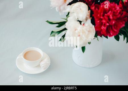Concept moderne de bureau à domicile. Ordinateur, café et fleurs. Banque D'Images