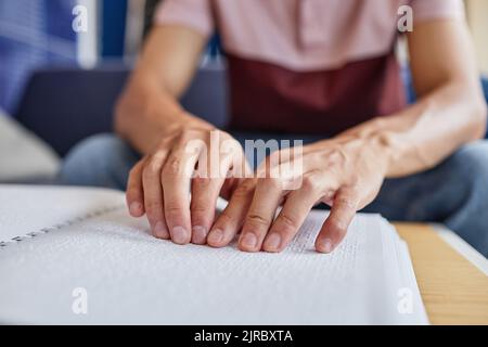 Gros plan d'un livre de lecture aveugle non reconnaissable en braille tactile, concentrez-vous sur les mains touchant la page, l'espace de copie Banque D'Images