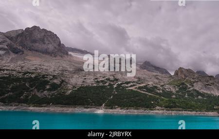 Lac Marmolada et glacier après l'effondrement Banque D'Images