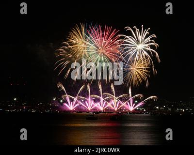 Feux d'artifice au bord de la mer à l'ouverture cérémoniale des célébrations de la ville annoncent le début de la semaine annuelle Foire de Málaga .Feria de Málaga, Costa d Banque D'Images