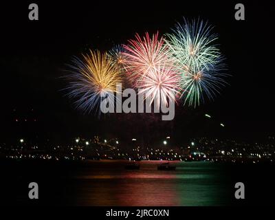 Feux d'artifice au bord de la mer à l'ouverture cérémoniale des célébrations de la ville annoncent le début de la semaine annuelle Foire de Málaga .Feria de Málaga, Costa d Banque D'Images