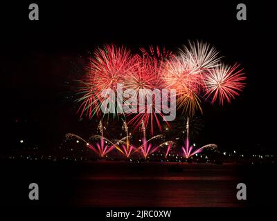 Feux d'artifice au bord de la mer à l'ouverture cérémoniale des célébrations de la ville annoncent le début de la semaine annuelle Foire de Málaga .Feria de Málaga, Costa d Banque D'Images